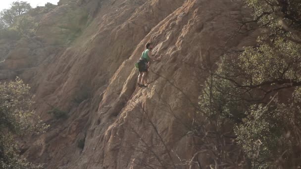 Jovem Escalada Rocha — Vídeo de Stock