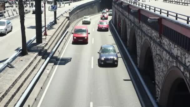 Barselona şehir trafiğinde taşıma — Stok video