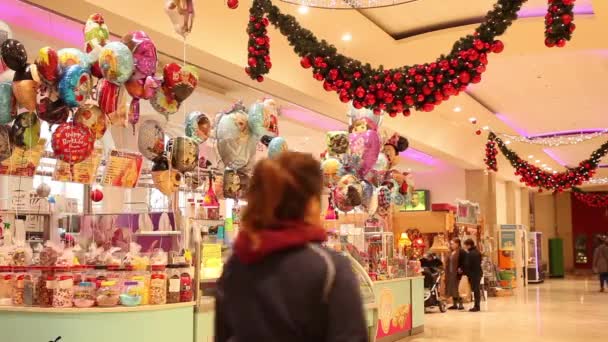 Människor shopping innan jul — Stockvideo