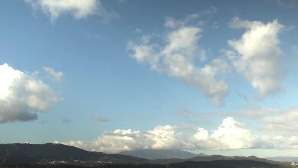 Tijd lapse wolken vervormen over bergen — Stockvideo