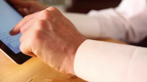 un homme d'affaires utilisant une tablette