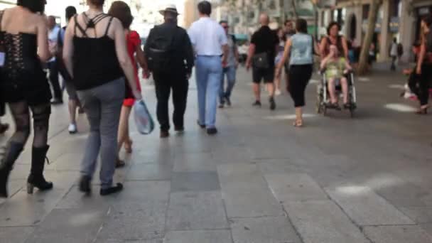 바르셀로나 거리에 걷는 사람들 — 비디오