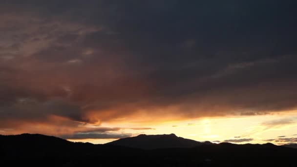 Schöner Zeitraffer bei Sonnenuntergang — Stockvideo