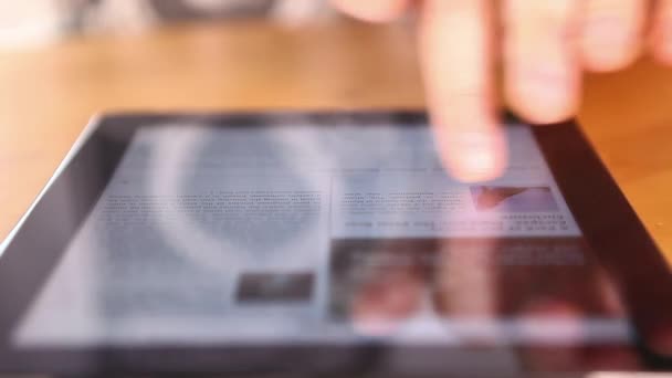 homme utilisant une tablette