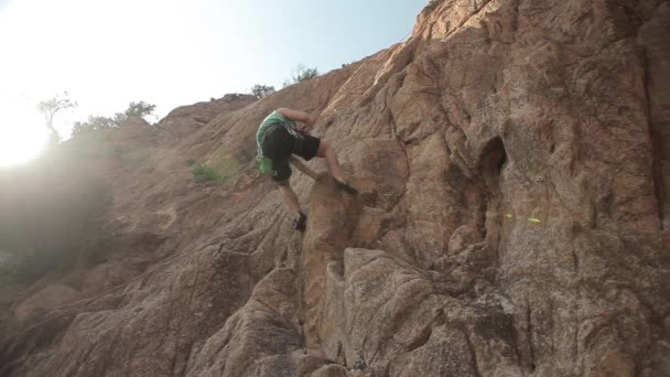 Genç Adam Üzerinde Kaya Tırmanışı — Stok video