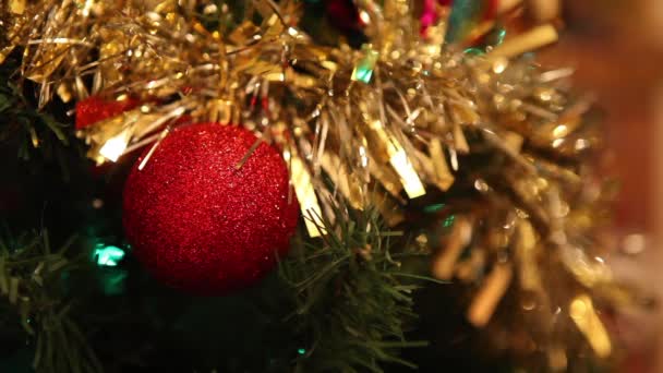 Kerstboom met versieringen — Stockvideo