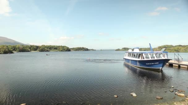 Barca a vela sul lago — Video Stock