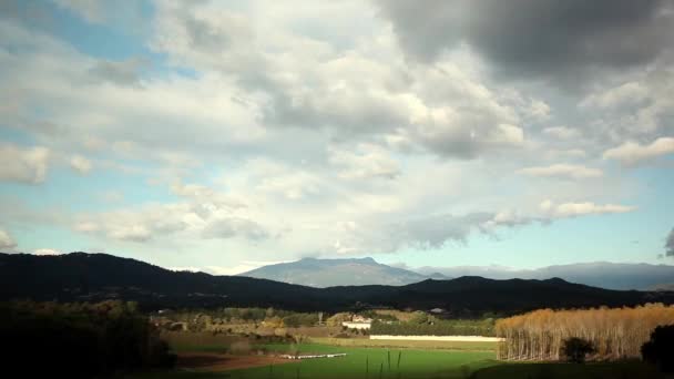 Tijd lapse wolken vervormen over bergen — Stockvideo