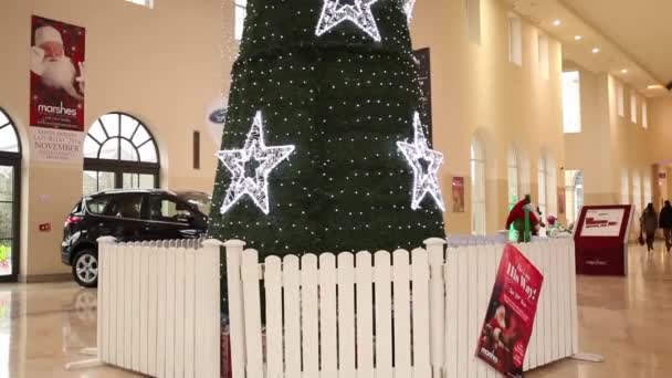Mooie kerstboom in het winkelcentrum — Stockvideo