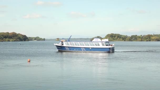 Navegación en barco por el lago — Vídeos de Stock