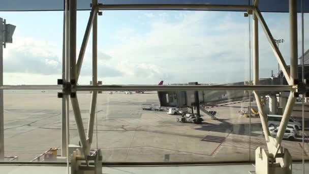 Flygplan som väntar på boarding — Stockvideo