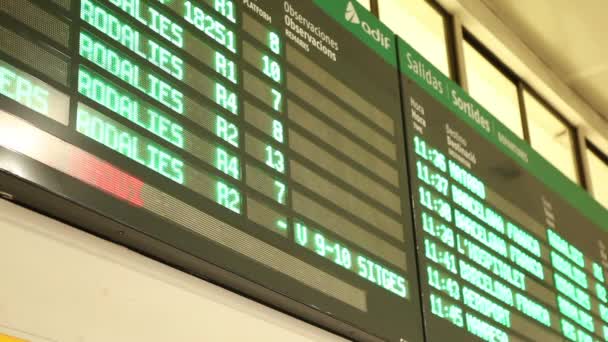 Barcelona train station úti testület — Stock videók