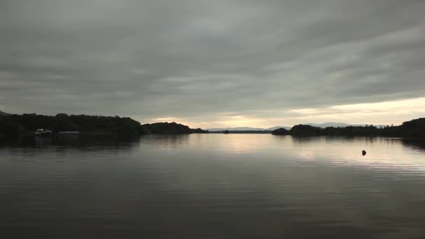 Lago calmo vista da natureza ao amanhecer — Vídeo de Stock
