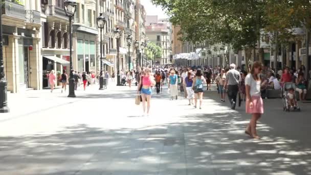 Menschen zu Fuß auf der Straße von Barcelona — Stockvideo
