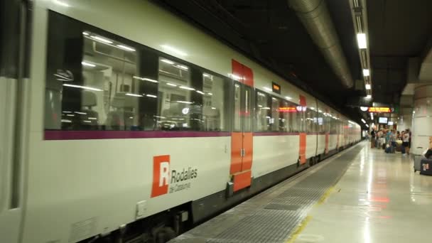 Városi vasút segítségével az utasok — Stock videók