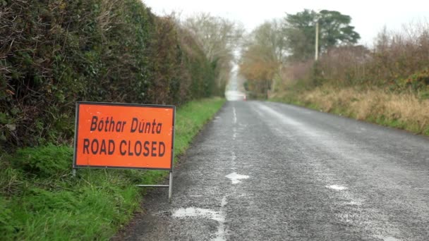 Road closed sign in Irish — Stock Video