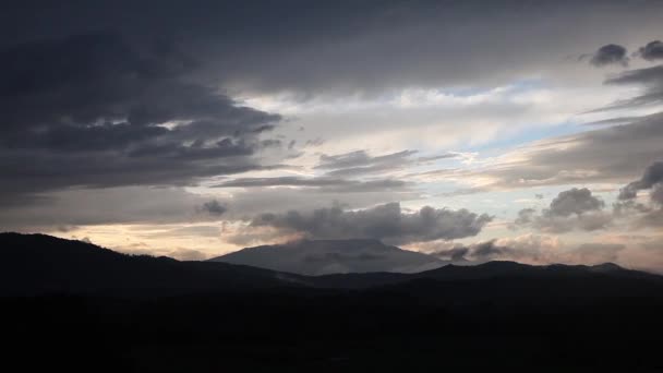 Nuages de temps se formant au-dessus des montagnes  