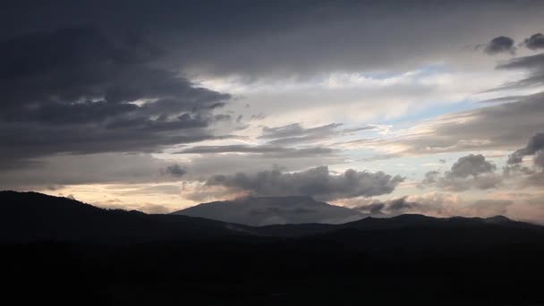 Nuvens de lapso temporal que se formam sobre montanhas — Vídeo de Stock