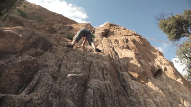 Kadın bir kaya tırmanışı — Stok video
