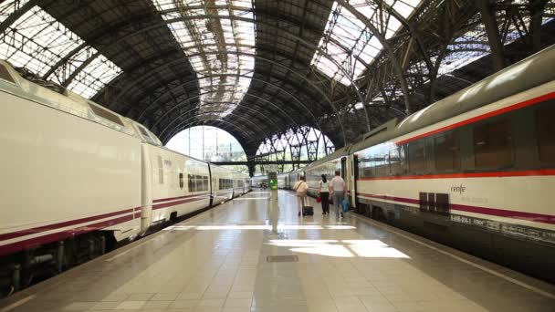 Passagers utilisant le train de ville — Video