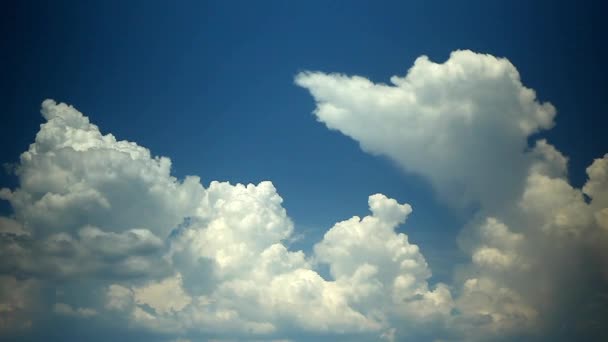 Временные облака голубого неба — стоковое видео