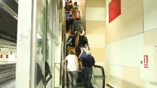 Ludzie na ruchomych schodach przy dworcu — Wideo stockowe