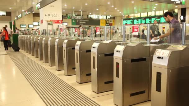 Mensen met behulp van de ticket gate op station — Stockvideo