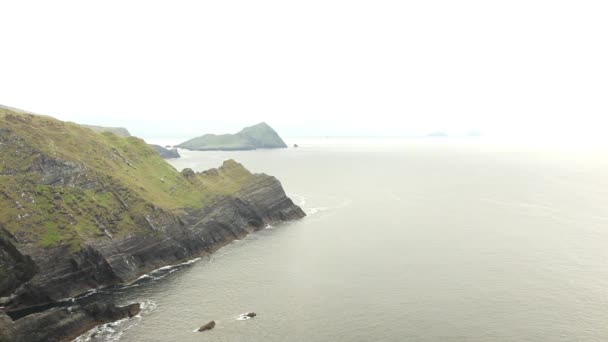 Вражаючі скелі в Ірландії — стокове відео