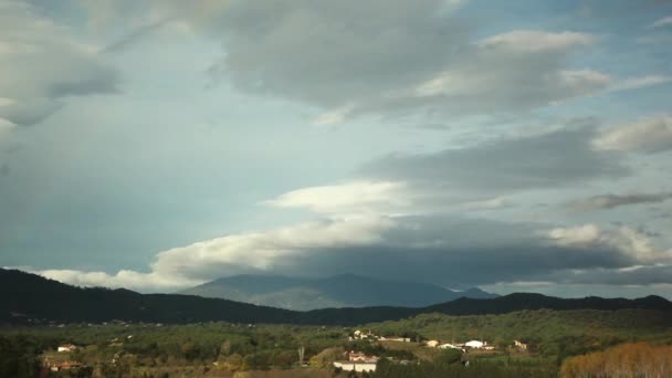 Nuvens de lapso temporal que se formam sobre montanhas — Vídeo de Stock