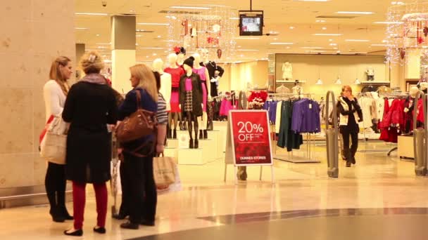 Gente comprando antes de Navidad — Vídeos de Stock