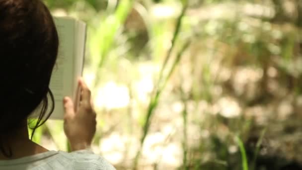 Chica leyendo en el bosque — Vídeo de stock