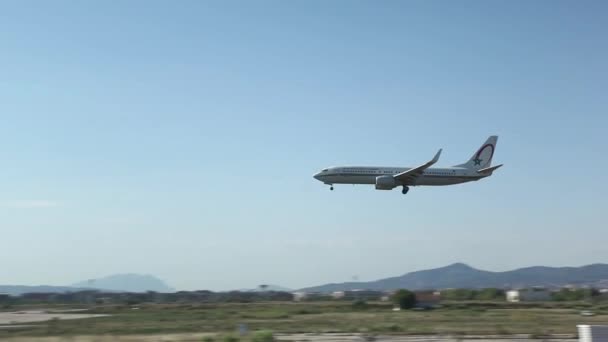 Avión aterrizando en pista — Vídeos de Stock