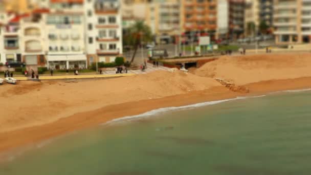 Zee kust strand in de stad — Stockvideo