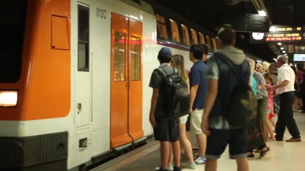 Passagers utilisant le train de ville — Video