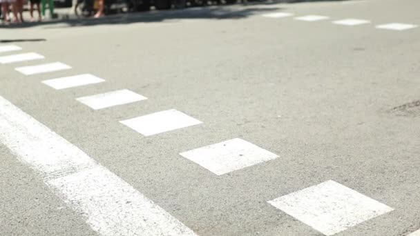 Люди пішоходів перетинають вулицю — стокове відео