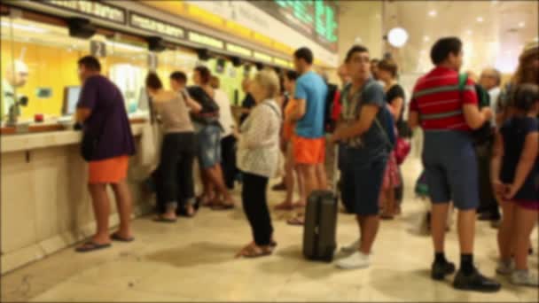 Persone che acquistano biglietti alla stazione ferroviaria — Video Stock