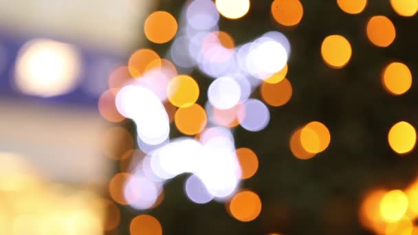 Hermoso árbol de Navidad en el centro comercial — Vídeos de Stock