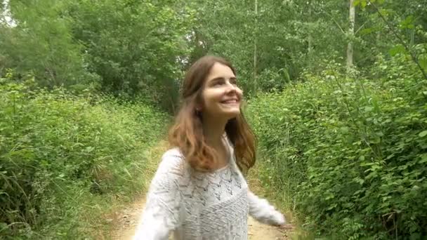 Meisje wandelen in het bos — Stockvideo