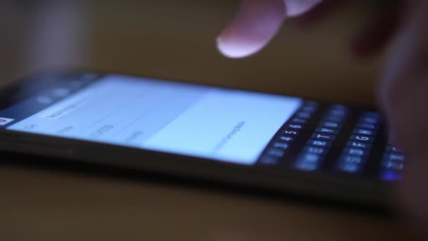 Man rullning på mobiltelefon — Stockvideo