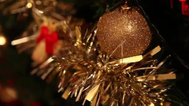 Kerstboom met versieringen — Stockvideo