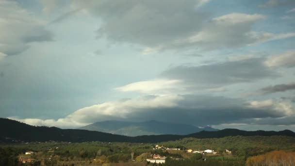 Nuvens de lapso temporal que se formam sobre montanhas — Vídeo de Stock