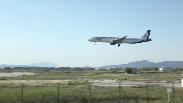 Avión aterrizando en pista — Vídeos de Stock