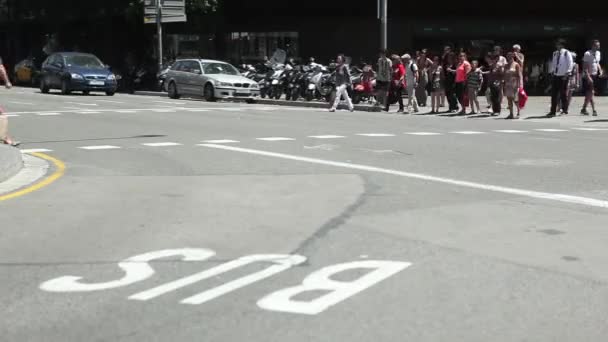 Straat verkeer in Barcelona stad — Stockvideo