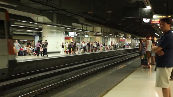 Passagiers gebruik van de stadstrein — Stockvideo