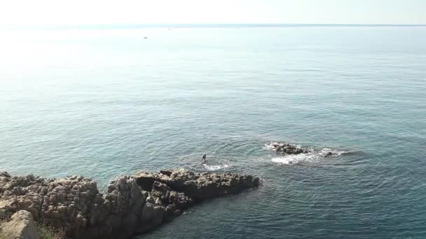 Playa de mar rocoso con panorama — Vídeo de stock