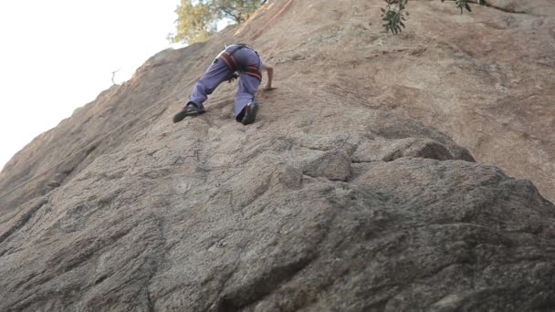 年轻女子爬上岩石 — 图库视频影像