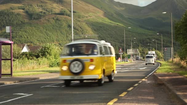 Автобусна зупинка на гірській дорозі — стокове відео