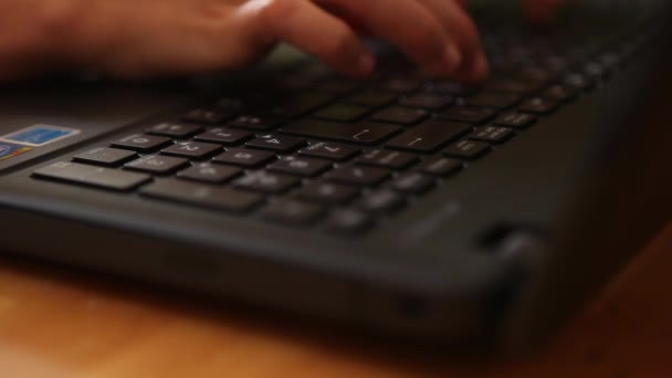 Escribir en el teclado portátil — Vídeo de stock
