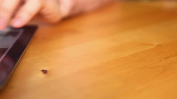 homme utilisant une tablette