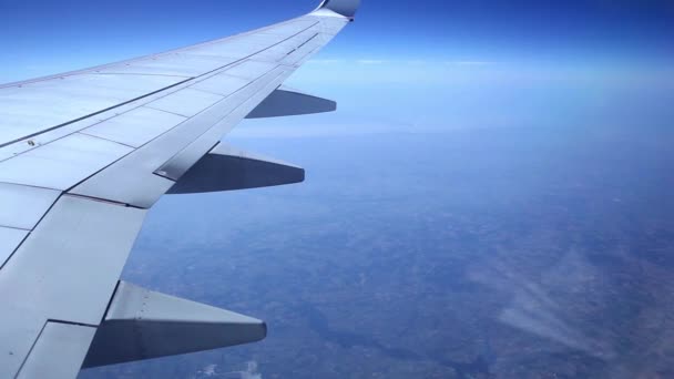 Wing of the plane on a background of sky — Stock Video